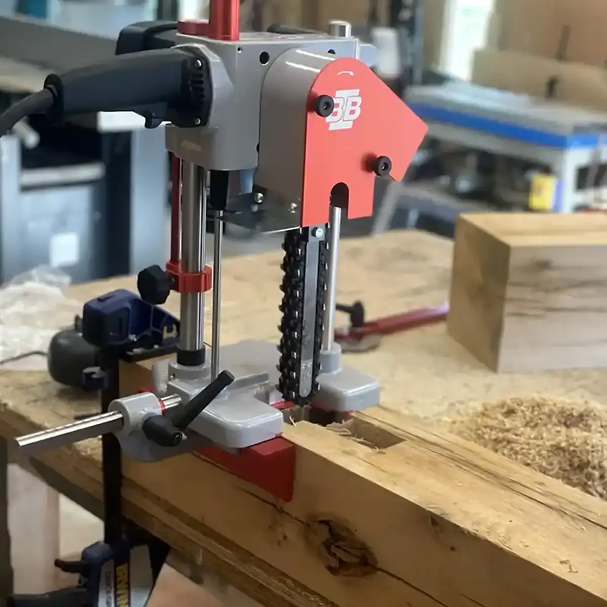 Brühwiler Maschinen Kettenstemmer KSP 103 im Einsatz